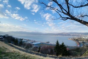 「BIGハートに見える諏訪湖」Photo by Yasuyo Watanabe,長野県諏訪湖SA上り,Apr.2023